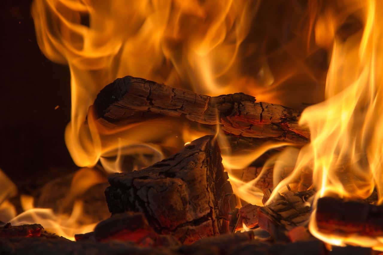 Von Glas bis Stein: Materialien für feuerfeste Unterlagen für Kaminöfen